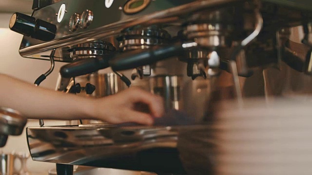 咖啡师戴着帽子蒸咖啡视频素材