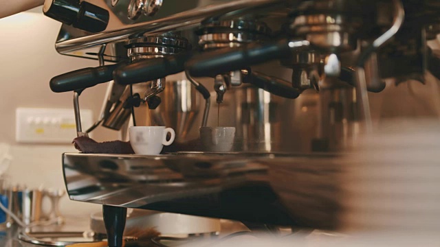 咖啡机把咖啡倒进杯子里视频素材