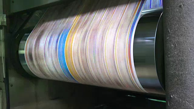 报纸在工厂的装配线上移动，循环背景视频下载