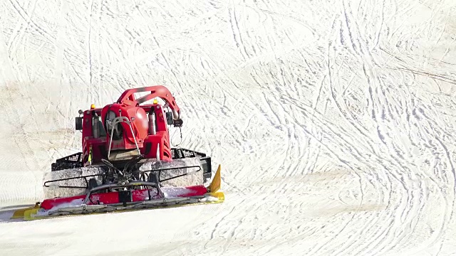 红机为夏季滑雪坡道做准备视频下载