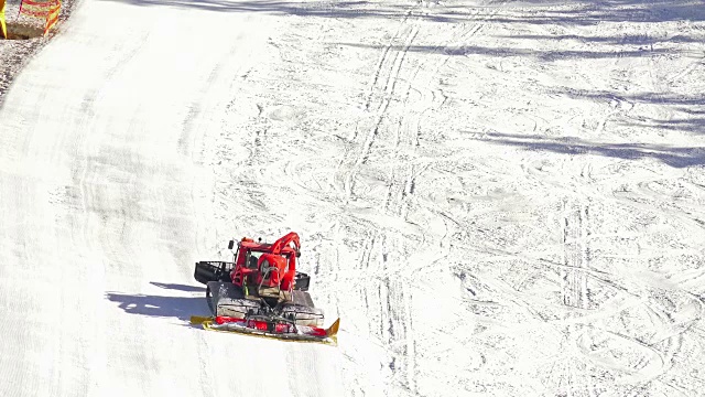 雪车在滑雪场准备斜坡视频下载