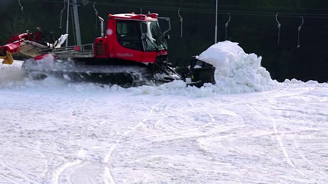雪车在滑雪场准备斜坡视频下载