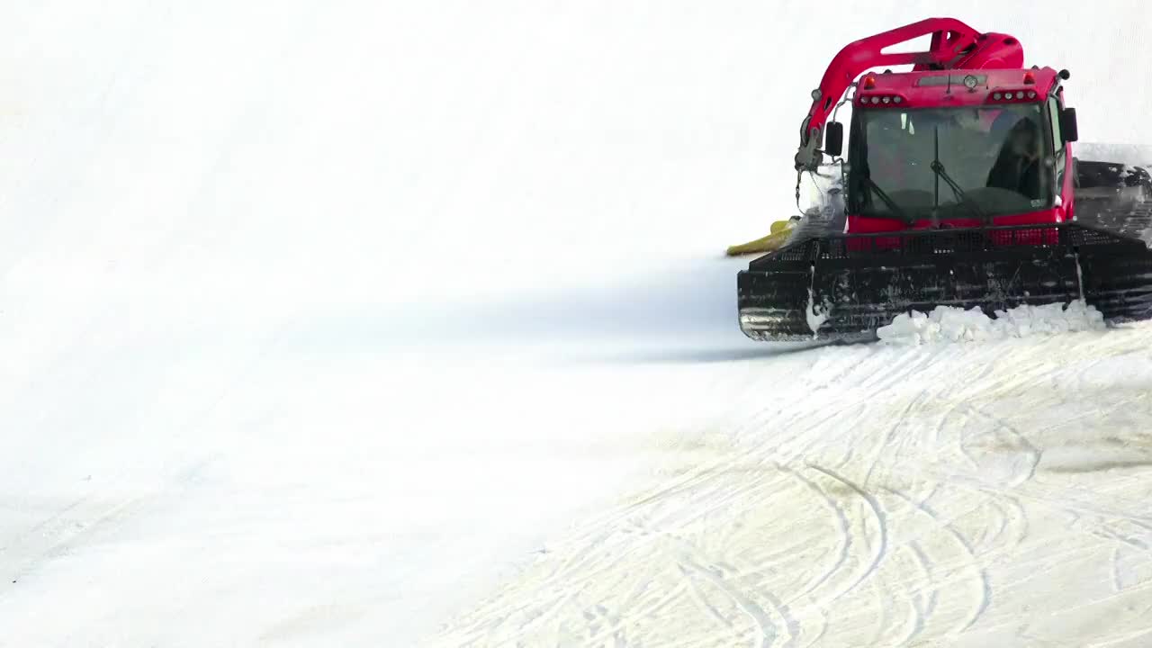 红机在滑雪场准备视频素材