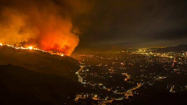 加州伯班克市上空惊人的野火时间流逝视频素材