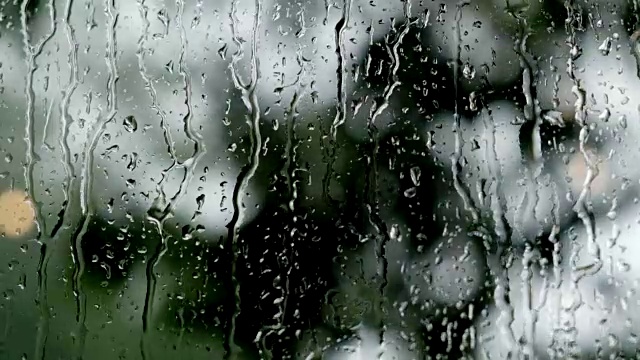 雨后滴在玻璃上的水滴视频素材