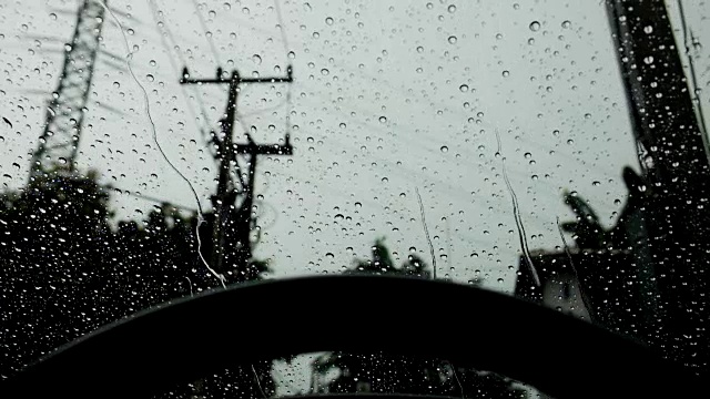 雨后在车里从玻璃上滴下的水滴视频素材
