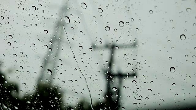 雨后在车里从玻璃上滴下的水滴视频素材