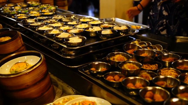中国传统食物，蒸点心，竹盘美味茶视频素材