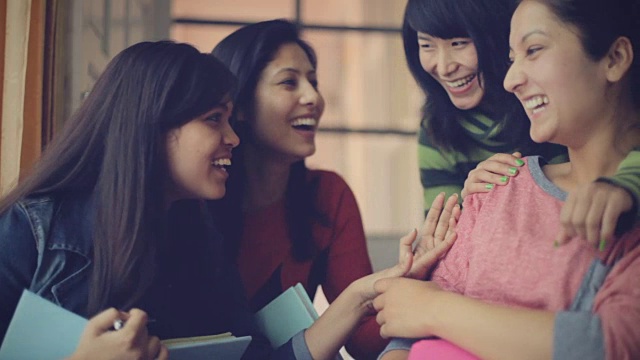 快乐的年轻成人多民族女学生一起玩。视频素材