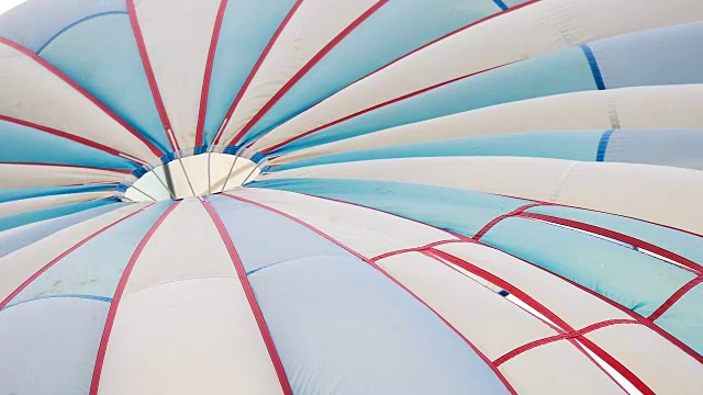 蓝色和白色降落伞或帆伞在运输和旅行概念的抽象。视频下载