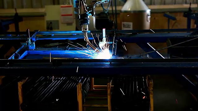 焊接机器人代表运动。在汽车零部件行业。视频素材