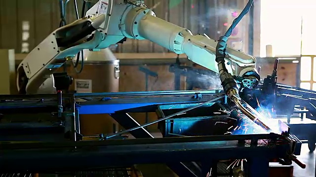 焊接机器人代表运动。在汽车零部件行业。视频素材