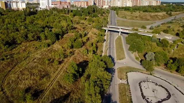空中拍摄的城市，在一个小道路上的观点，卡丁车区移动汽车和高层建筑视频素材
