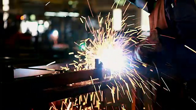使用焊机工作的工人。在汽车零部件行业。视频素材