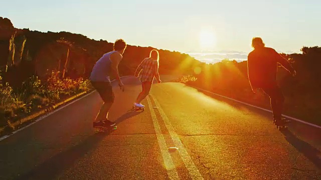 朋友们在日落上玩滑板视频素材
