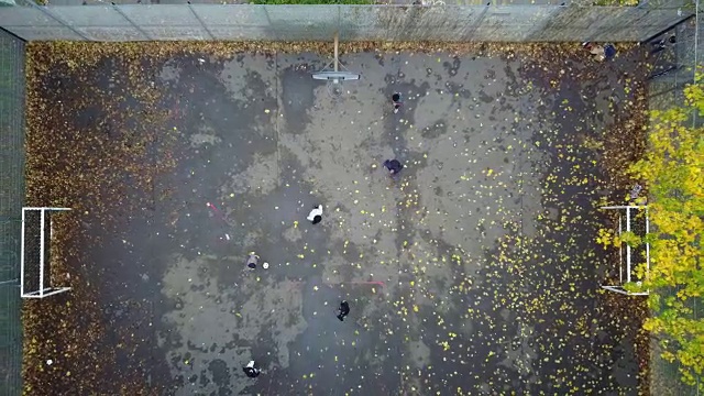 男性朋友踢足球的照片视频素材