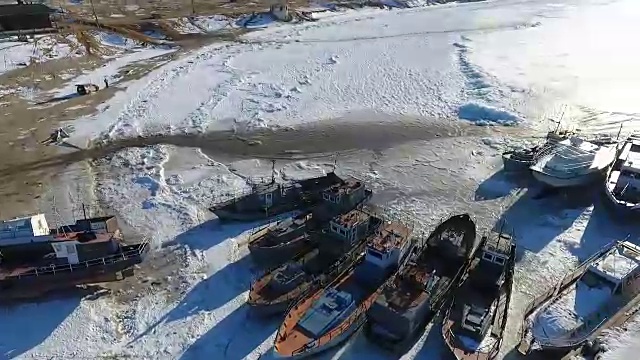 贝加尔湖上的冬天。码头有渔船，鸟瞰图视频素材