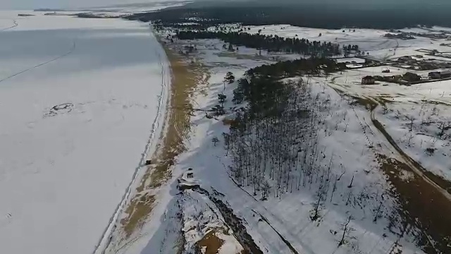 贝加尔湖的冬天，сape布尔汗(沙曼卡岩)。无人机的视角视频素材