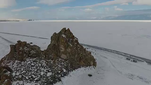 贝加尔湖的冬天，сape布尔汗(沙曼卡岩)。无人机的视角视频素材