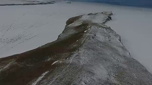 奥戈伊岛贝加尔湖上的冬天。无人机的视角视频素材