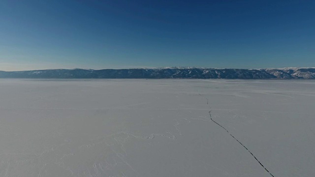 贝加尔湖上的冬天。无人机的视角视频素材