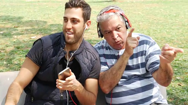 父亲和儿子听着音乐，玩得很开心视频素材