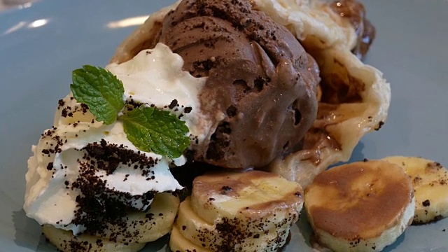 华夫饼冰淇淋，巧克力和香蕉split视频素材