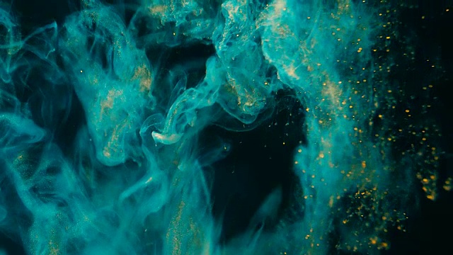 墨水在水里。绿松石与金色闪光涂料在水中反应，形成抽象的云结构。可以用作过渡，添加到现代项目，艺术背景，任何创造性扭曲视频下载