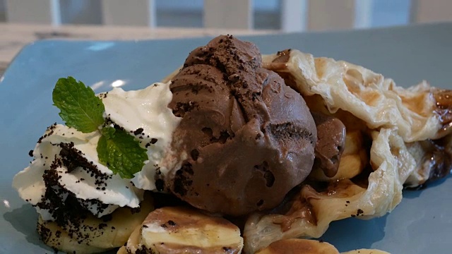 华夫饼冰淇淋，巧克力和香蕉split视频素材