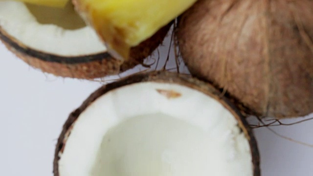 成熟的椰子和半椰子在白色的背景视频素材