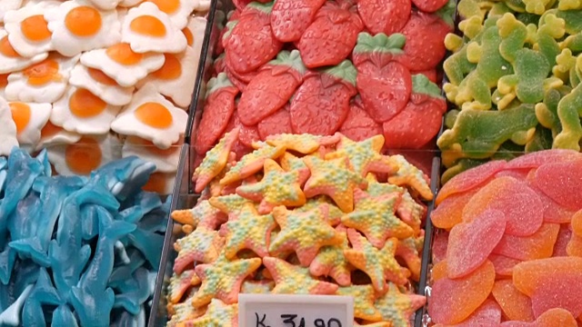 西班牙食品市场的大柜台上有各种各样的糖果。甜糖果果冻糖果棒棒糖混合零食糖视频素材