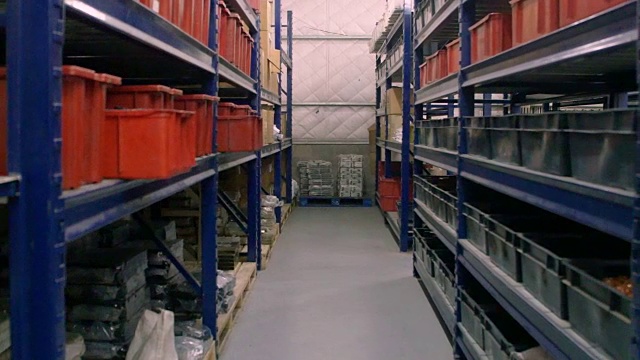 工厂仓库内部有长长的货架视频素材