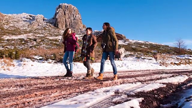 活跃的年轻女子走在山上的小路上视频素材