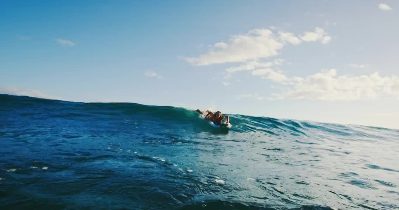 女人在Susnet冲浪视频素材