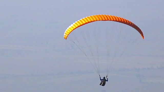 降落伞在蓝天滑行，高空拍摄视频素材