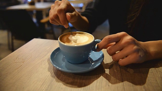 近距离的女人手混合咖啡视频素材