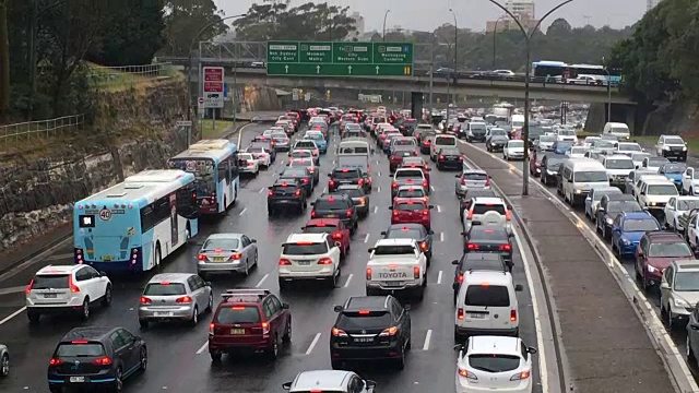 悉尼的高速公路上交通拥挤视频素材