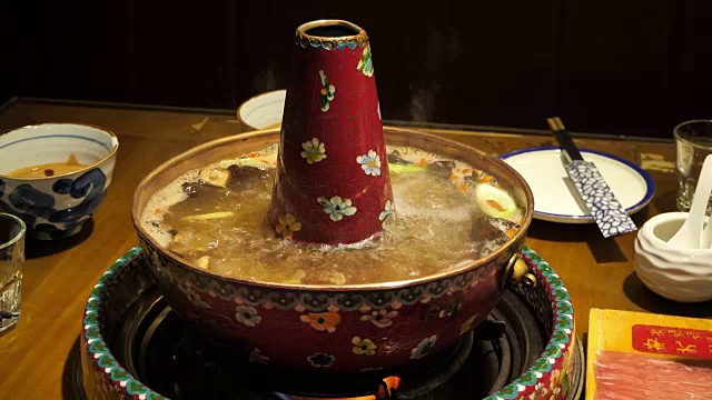 传统的中国铜火锅视频下载