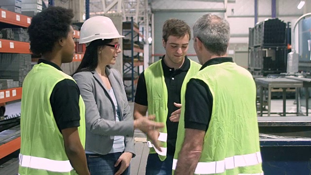 手工工人在工厂握手视频素材