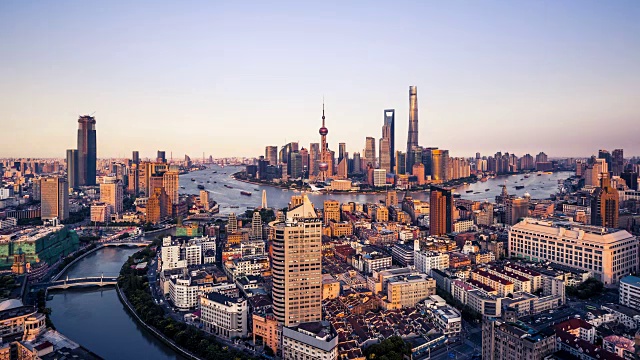 日落与现代摩天大楼/上海，中国视频素材
