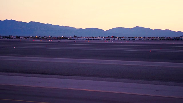日出时飞机在机场上空低空飞行视频素材