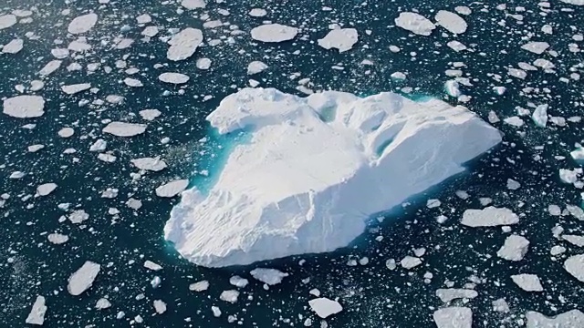 格陵兰岛北极冰川和冰山的航拍视频下载