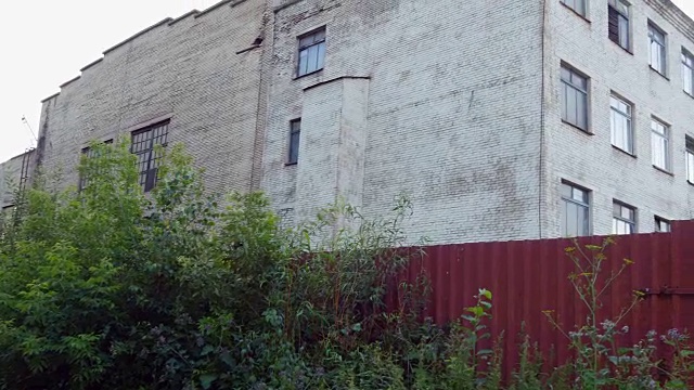 篱笆后面的白色砖房视频素材