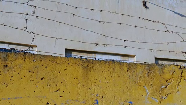 混凝土墙环绕着旧建筑视频素材