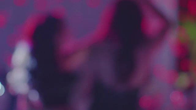 夜店里跳舞的女孩(散焦)视频素材