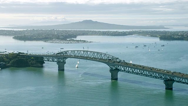 奥克兰海港大桥和朗伊托岛的航拍图。视频素材