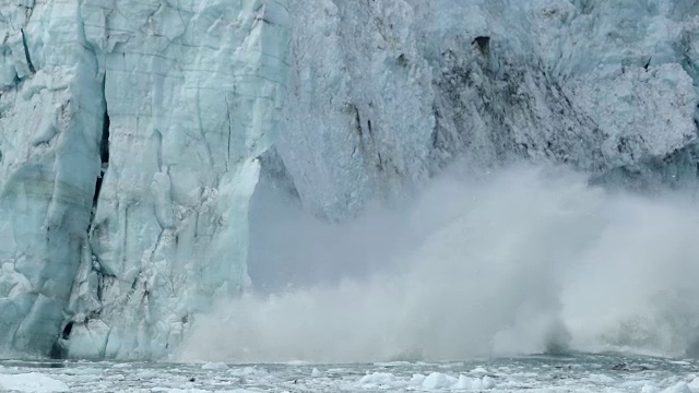 冰川崩塌，巨大的冰块下落视频下载