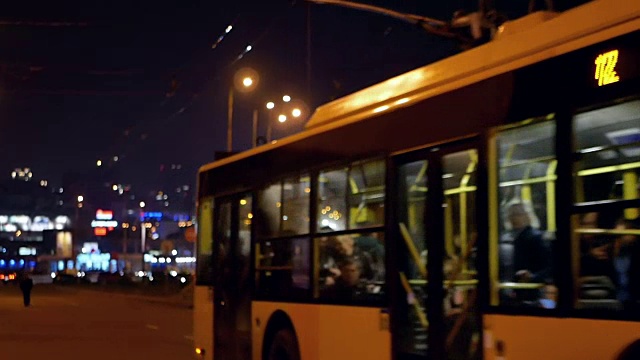 城市的夜晚交通视频素材