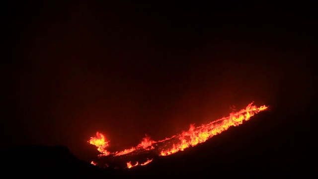 夜间加利福尼亚山上燃烧的火焰视频素材