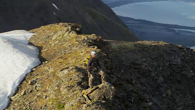 美国阿拉斯加山顶登山者的天线视频素材